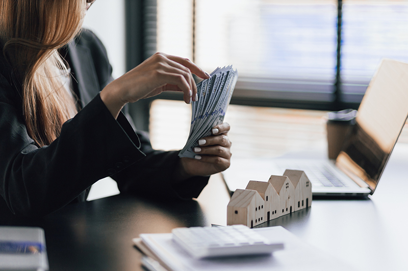 real-estate-agent-businesswoman